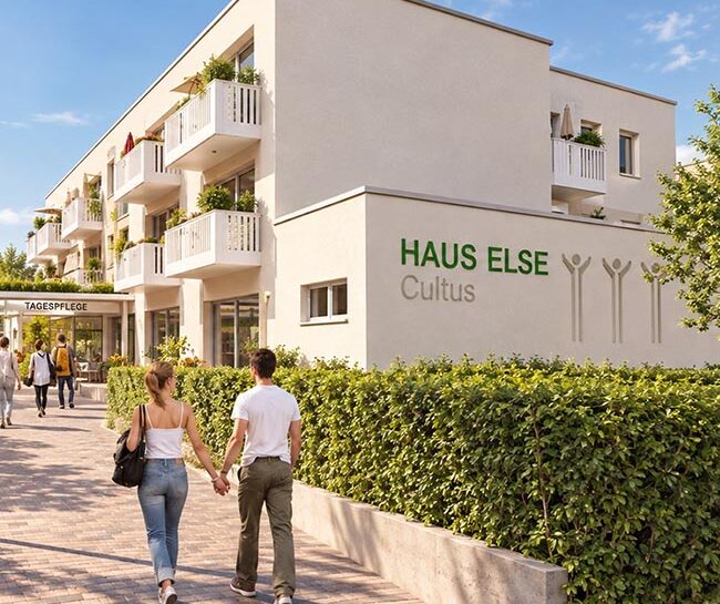 Ansicht eines Wohnhauses mit eingangsbereich und päärchen im Vordergrund. An der Fassade steht "Haus Else Cultus"